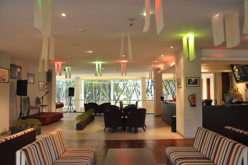 Grand Cakra Hotel Malang Exteriör bild