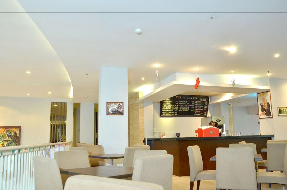 Grand Cakra Hotel Malang Exteriör bild