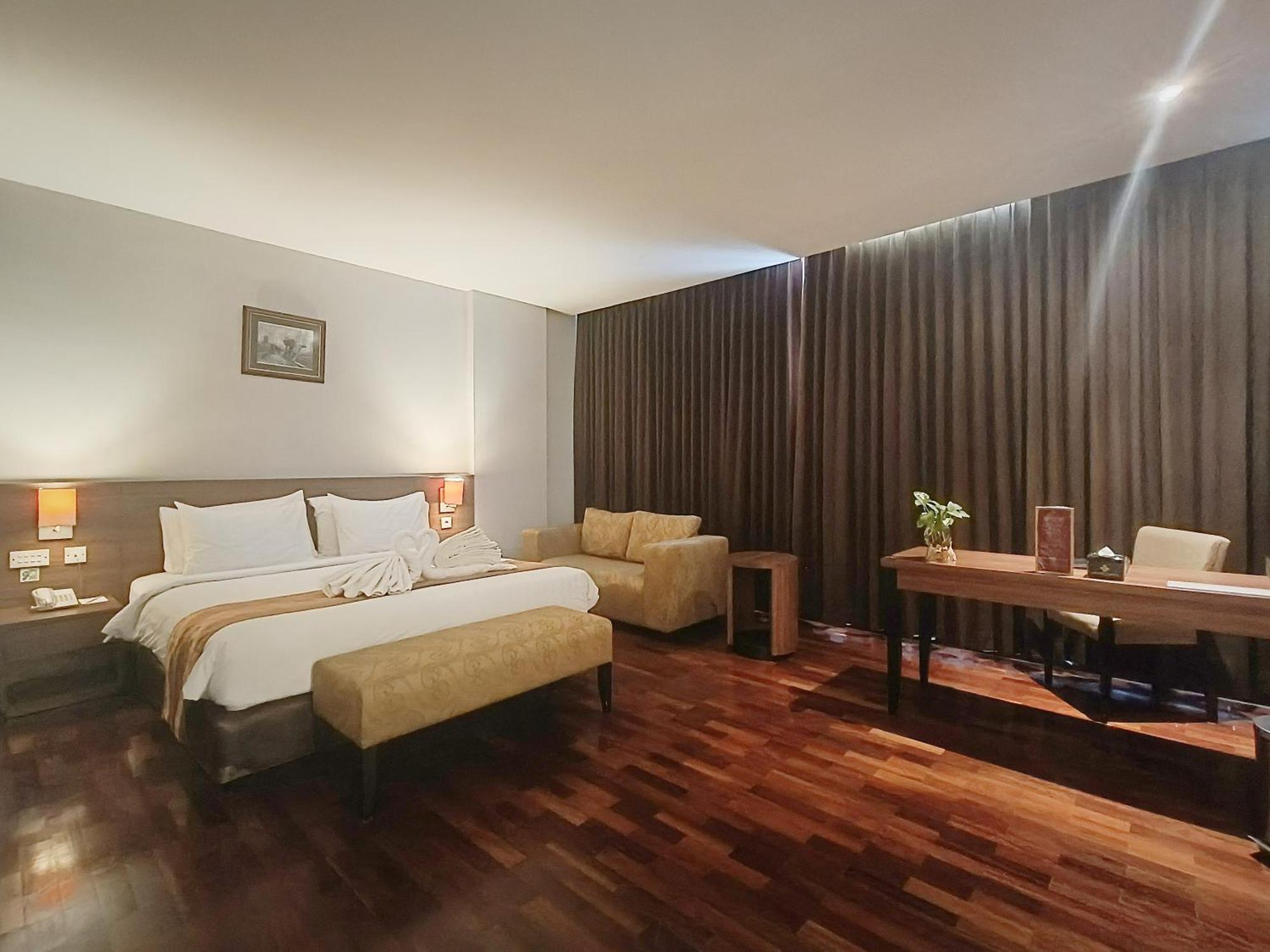 Grand Cakra Hotel Malang Exteriör bild