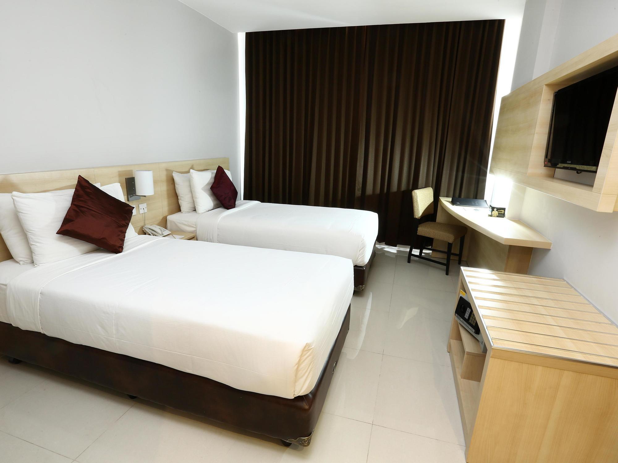 Grand Cakra Hotel Malang Exteriör bild