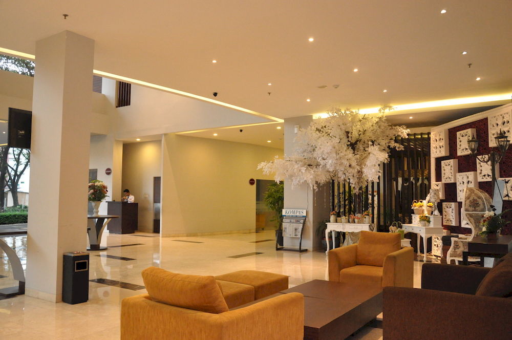 Grand Cakra Hotel Malang Exteriör bild