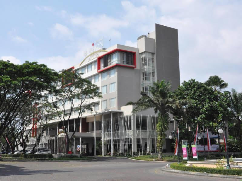 Grand Cakra Hotel Malang Exteriör bild