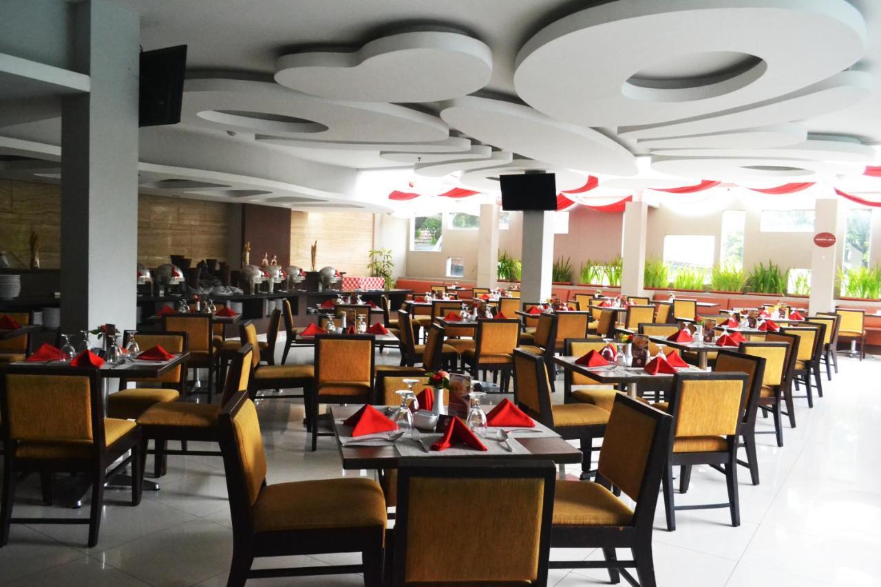 Grand Cakra Hotel Malang Exteriör bild